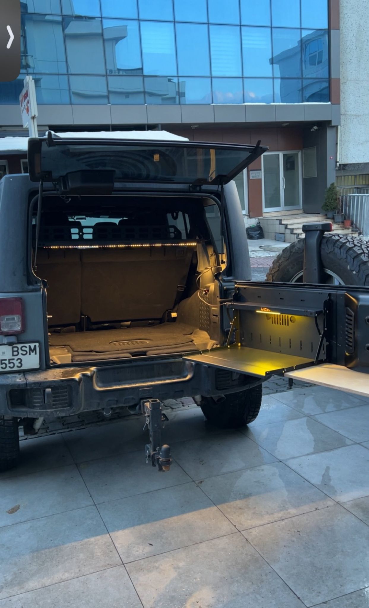 Jeep Wrangler Extendable Tailgate Table